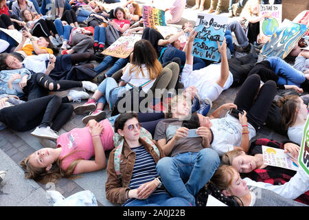 Hereford, Herefordshire, UK - Freitag 20 September 2019 - Schülerinnen und Schüler von den Hochschulen und Schulen in Hereford Bühne ein 'die 'außerhalb einer Niederlassung von Primark im Zentrum der Stadt auf ein Tag des Protestes gegen den Klimawandel als globales Klima Streik bekannt. Foto Steven Mai/Alamy leben Nachrichten Stockfoto