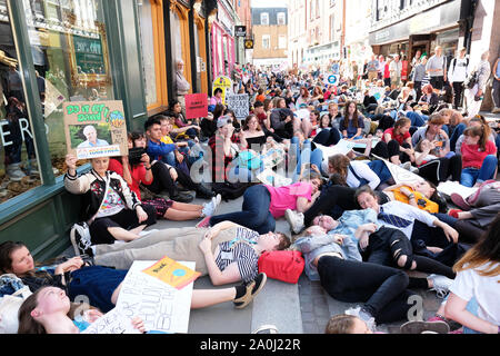 Hereford, Herefordshire, UK - Freitag 20 September 2019 - Schülerinnen und Schüler von den Hochschulen und Schulen in Hereford Bühne ein 'die 'außerhalb einer Niederlassung von Primark im Zentrum der Stadt auf ein Tag des Protestes gegen den Klimawandel als globales Klima Streik bekannt. Foto Steven Mai/Alamy leben Nachrichten Stockfoto