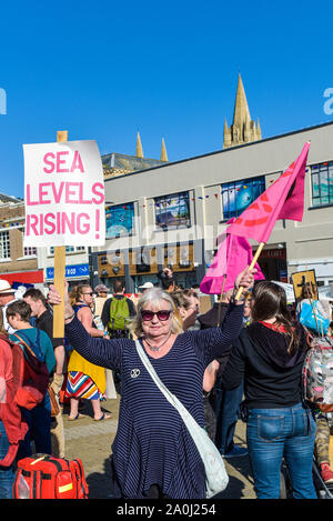 Truro, Cornwall, England. 20. September, 2019. Menschen aller Altersgruppen, die an einer Großdemonstration vom Aussterben Rebellion in Truro Stadtzentrum; die Demonstration ist Teil der koordinierten weltweiten Demonstrationen anspruchsvolle Aktion über den Klimawandel. Gordon Scammell/Alamy leben Nachrichten Stockfoto