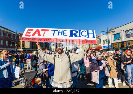 Truro, Cornwall, England. 20. September, 2019. Menschen aller Altersgruppen, die an einer Großdemonstration vom Aussterben Rebellion in Truro Stadtzentrum; die Demonstration ist Teil der koordinierten weltweiten Demonstrationen anspruchsvolle Aktion über den Klimawandel. Gordon Scammell/Alamy leben Nachrichten Stockfoto