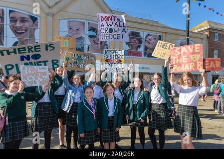 Truro, Cornwall, England. 20. September, 2019. Studenten aus Truro an der High School nahm sie den Tag an einem Gottesdienst Demonstration vom Aussterben Rebellion in Truro Stadtzentrum zu nehmen; die Demonstration ist Teil der koordinierten weltweiten Demonstrationen anspruchsvolle Aktion über den Klimawandel. Gordon Scammell/Alamy leben Nachrichten Stockfoto