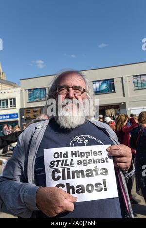 Truro, Cornwall, England. 20. September, 2019. Menschen aller Altersgruppen, die an einer Großdemonstration vom Aussterben Rebellion in Truro Stadtzentrum; die Demonstration ist Teil der koordinierten weltweiten Demonstrationen anspruchsvolle Aktion über den Klimawandel. Gordon Scammell/Alamy leben Nachrichten Stockfoto