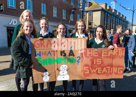 Truro, Cornwall, England. 20. September, 2019. Studenten aus Truro an der High School nahm einen Tag weg von ihren Studien an einer Großdemonstration vom Aussterben Rebellion in Truro Stadtzentrum zu nehmen; die Demonstration ist Teil der koordinierten weltweiten Demonstrationen anspruchsvolle Aktion über den Klimawandel. Gordon Scammell/Alamy leben Nachrichten Stockfoto