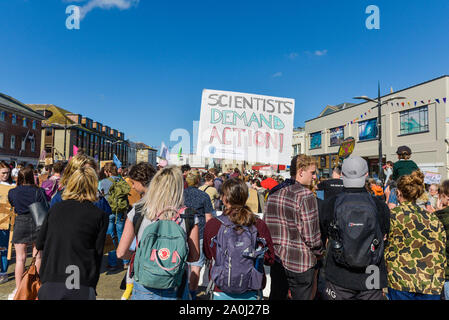 Truro, Cornwall, England. 20. September, 2019. Menschen aller Altersgruppen, die an einer Großdemonstration vom Aussterben Rebellion in Truro Stadtzentrum; die Demonstration ist Teil der koordinierten weltweiten Demonstrationen anspruchsvolle Aktion über den Klimawandel. Gordon Scammell/Alamy leben Nachrichten Stockfoto