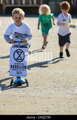 Truro, Cornwall, England. 20. September, 2019. Kinder jeden Alters genießen, als sie an einer Demonstration vom Aussterben Rebellion in Truro Stadtzentrum nehmen; die Demonstration ist Teil der koordinierten weltweiten Demonstrationen anspruchsvolle Aktion über den Klimawandel. Gordon Scammell/Alamy leben Nachrichten Stockfoto