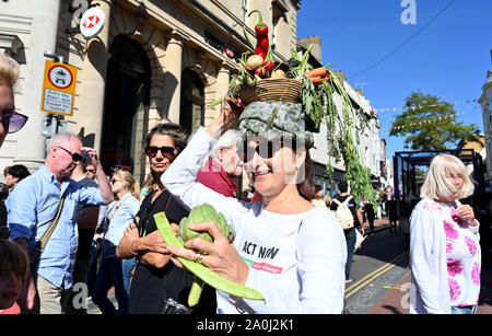 Brighton, UK, 20. September 2019 - Tausende Teil des globalen Klimas Streik Protest in Brighton. Erwachsene sind aufgefordert, zu Tausenden von Kindern, die in der weltweiten Proteste gegen die Untätigkeit der Regierung bei der Bekämpfung des Klimawandels: Simon Dack/Alamy Live News melden Sie Stockfoto