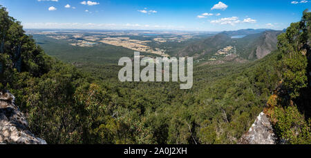 Blick über Halls Gap und Lake Bellfield vom Boroka Lookout in Victoria, Australien. Stockfoto