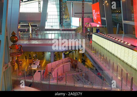 DOHA, Qatar-17 Jun 2019 - Ansicht von der Anschlußklemme am Hamad International Airport (DOH) Eröffnet im Jahr 2014, als der neue internationale Flughafen in Doha. Stockfoto