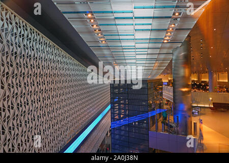 DOHA, Qatar-17 Jun 2019 - Ansicht von der Anschlußklemme am Hamad International Airport (DOH) Eröffnet im Jahr 2014, als der neue internationale Flughafen in Doha. Stockfoto