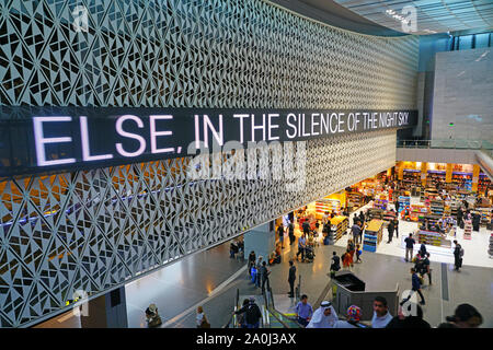 DOHA, Qatar-17 Jun 2019 - Ansicht von der Anschlußklemme am Hamad International Airport (DOH) Eröffnet im Jahr 2014, als der neue internationale Flughafen in Doha. Stockfoto