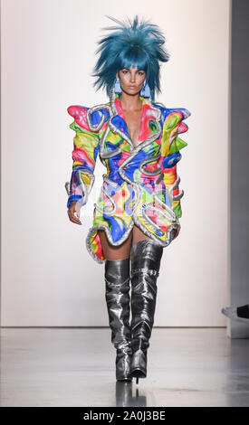 New York, Vereinigte Staaten. 06 Sep, 2019. Lily Aldridge Spaziergänge Landebahn für Jeremy Scott während der New York Fashion Week Frühjahr/Sommer 2020 Spring Studios (Foto von Lew Radin/Pacific Press) Quelle: Pacific Press Agency/Alamy leben Nachrichten Stockfoto