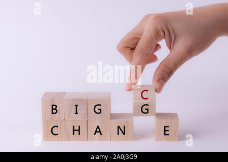 Frau Hand flip Holzwürfel mit Word ändern Chance, persönliche Entwicklung, oder ändern Sie sie. Stockfoto