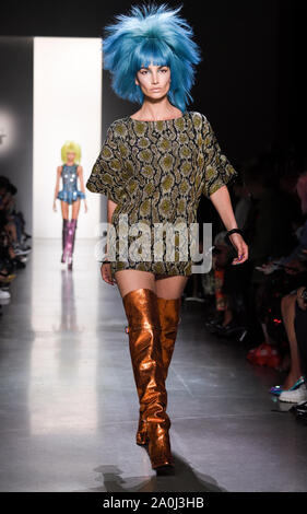New York, Vereinigte Staaten. 06 Sep, 2019. Lily Aldridge Spaziergänge Landebahn für Jeremy Scott während der New York Fashion Week Frühjahr/Sommer 2020 Spring Studios (Foto von Lew Radin/Pacific Press) Quelle: Pacific Press Agency/Alamy leben Nachrichten Stockfoto