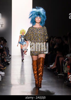 New York, Vereinigte Staaten. 06 Sep, 2019. Lily Aldridge Spaziergänge Landebahn für Jeremy Scott während der New York Fashion Week Frühjahr/Sommer 2020 Spring Studios (Foto von Lew Radin/Pacific Press) Quelle: Pacific Press Agency/Alamy leben Nachrichten Stockfoto