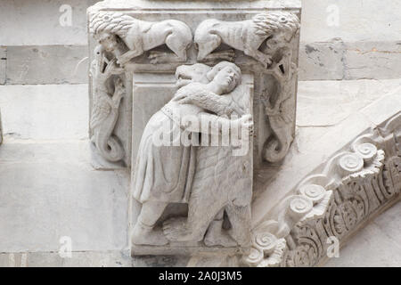 Mittelalterliche Bilder: ein Bär, ein Mann (XIII C)-romanischen Fassade der Kathedrale von Saint Martin in Lucca (Toskana, Italien) Stockfoto