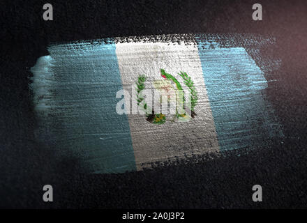 Guatemala Flagge aus metallischen Bürste Farbe auf Grunge dunkle Wand Stockfoto