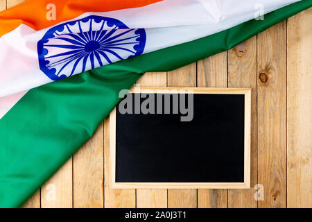 Blick von oben auf die Flagge von Indien mit Schwarzen Brettes auf Holz- Hintergrund. Stockfoto