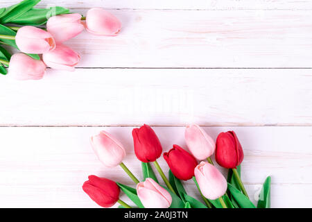 Tag der Frauen, Muttertag, Tag Valentinstag Konzept rot und rosa Tulpen Blumenstrauß auf weißem Holz- Hintergrund, Ansicht von oben kopieren und Platz für Karte und Anzeige Stockfoto