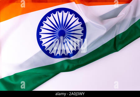 Blick von oben auf die Flagge von Indien auf weißem Papier Hintergrund. Indian Independence Day. Stockfoto