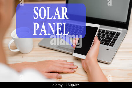 Wort schreiben Text Solar Panel. Business Foto präsentiert, die Sonnenstrahlen Quelle von Energie erzeugenden Frau Laptop smartphone Tasse zu absorbieren Stockfoto