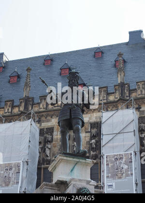 Bedeutung Karl Karlsbrunnen (Brunnen) im Jahre 1620 vor dem Rathaus (Town Hall) in Aachen vorgestellt. Stockfoto