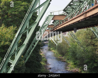 Wuppertaler Schwebebahn (Bedeutung Wuppertaler Schwebebahn) über der Wupper ist die älteste elektrische Hochbahn mit hängenden Autos in der wor Stockfoto