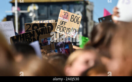 Brighton, UK, 20. September 2019 - Tausende Teil des globalen Klimas Streik Protest in Brighton. Erwachsene sind aufgefordert, zu Tausenden von Kindern, die in der weltweiten Proteste gegen die Untätigkeit der Regierung bei der Bekämpfung des Klimawandels: Simon Dack/Alamy Live News melden Sie Stockfoto