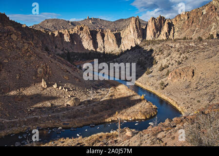 Foto der Smith Rock Nationalpark bei Sonnenuntergang Zeit Stockfoto