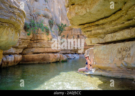 Palästina, West Bank, Jericho. Ein Quelt Feder und Süßwasser-Pools innerhalb des Wadi Quelt, Prat River Gorge. (MR) Stockfoto