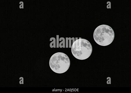 Eine Mehrfachbelichtung Bild der Vollmond in Colorado erfasst. Stockfoto