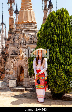 Ein Shan Minderheit Frau Am Kakku Pagode Festival, Taunggyi, Shan Staat, Myanmar. Stockfoto