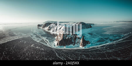 Eisigen Klippen in der Dämmerung von einer Antenne Sicht Stockfoto