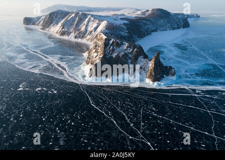 Eisigen Klippen in der Dämmerung von einer Antenne Sicht Stockfoto