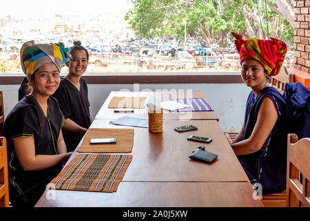 Junge Frauen aus der Pa'O ethnische Gruppe in einem Restaurant Im Kakku Pagode Festival, Taunggyi, Shan Staat, Myanmar sitzen. Stockfoto