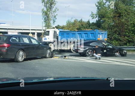 Autounfall, Kreuzung der Straßen Sporilovska und Jizni spojka in Prag, Tschechische Republik, 12. September 2019. (CTK Photo/Libor Sojka) Stockfoto