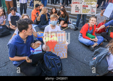 London, Großbritannien. 20. September 2019. Klimagerechtigkeit Demonstranten blockieren Whitehall während einer sitzen in Protest als Tausende Studierende, Schülerinnen und Schüler sich für ein globales Klima Streik in Central London die britische Schüler Klima Netzwerk Teil eines Tages von Klima Aktion organisierte acroos Städte Nachricht für Klimagerechtigkeit zu liefern vor dem UN-Klimagipfel in Notfällen am 23. September Credit: Amer ghazzal/Alamy leben Nachrichten Stockfoto