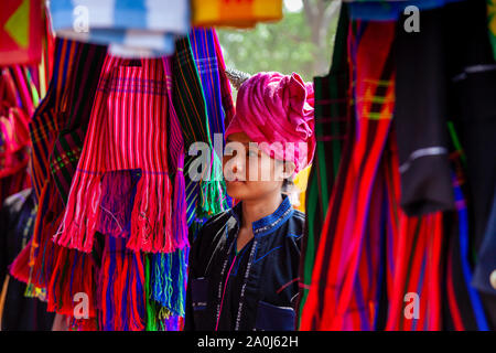 Eine junge Frau aus der Pa'O ethnische Gruppe Durchsuchen der Markt an der Kakku Pagode Festival, Taunggyi, Shan Staat, Myanmar. Stockfoto