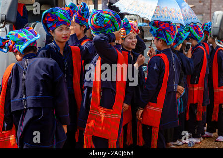 Junge Frauen aus der Pa'O ethnische Gruppe Am Kakku Pagode Festival, Taunggyi, Shan Staat, Myanmar. Stockfoto