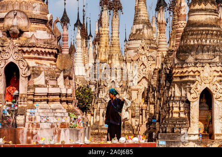 Eine Frau aus der Pa'O ethnische Gruppe sammeln Müll an der Kakku Pagode Festival, Taunggyi, Shan Staat, Myanmar. Stockfoto