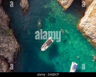 Luftaufnahme von Menschen schwimmen Boote in einem Paradies Lagune. Stockfoto