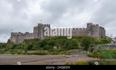 PEMBROKE, PEMBROKESHIRE/UK - 15. SEPTEMBER: Blick auf das Schloss am Pembroke Pembrokeshire am 15. September 2019 Stockfoto