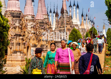 Menschen aus der Pa'O ethnische Gruppe Am Kakku Pagode Festival, Taunggyi, Shan Staat, Myanmar. Stockfoto