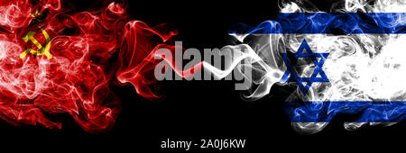 Kommunistische vs Israel, Israelische abstrakte Smoky mystic Flaggen nebeneinander gestellt. Dicke farbige seidig Rauch Flaggen von Kommunismus und Israel, Israelische Stockfoto