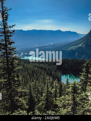 Ausblick auf Seen, Wälder und Berge in Banff von hoch oben. Stockfoto