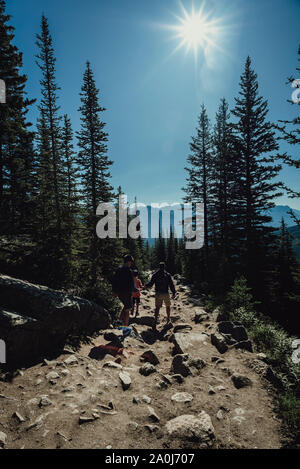 Vater und zwei jungen Wandern auf felsigen Weg durch die Berge. Stockfoto