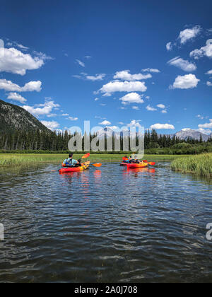 Familie Kajak auf Vermilion Lakes im Banff National Park. Stockfoto