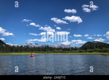 Jungen Kajak auf Vermilion Lakes im Banff National Park. Stockfoto