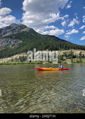 Vater und Sohn Kajakfahren auf Vermilion Lakes im Banff National Par Stockfoto