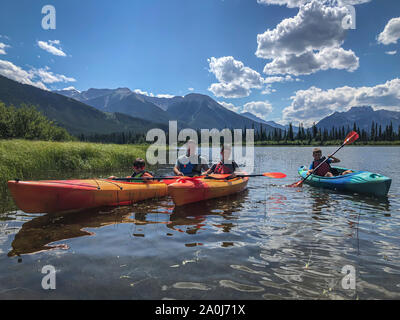 Vater und Söhne Kajakfahren auf Vermilion Lakes im Banff National Park. Stockfoto