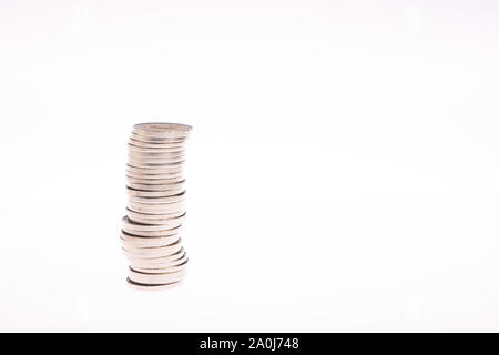 Spalten mit goldenen Münzen auf weißem Hintergrund. Das Ergebnis erhöht. Stockfoto
